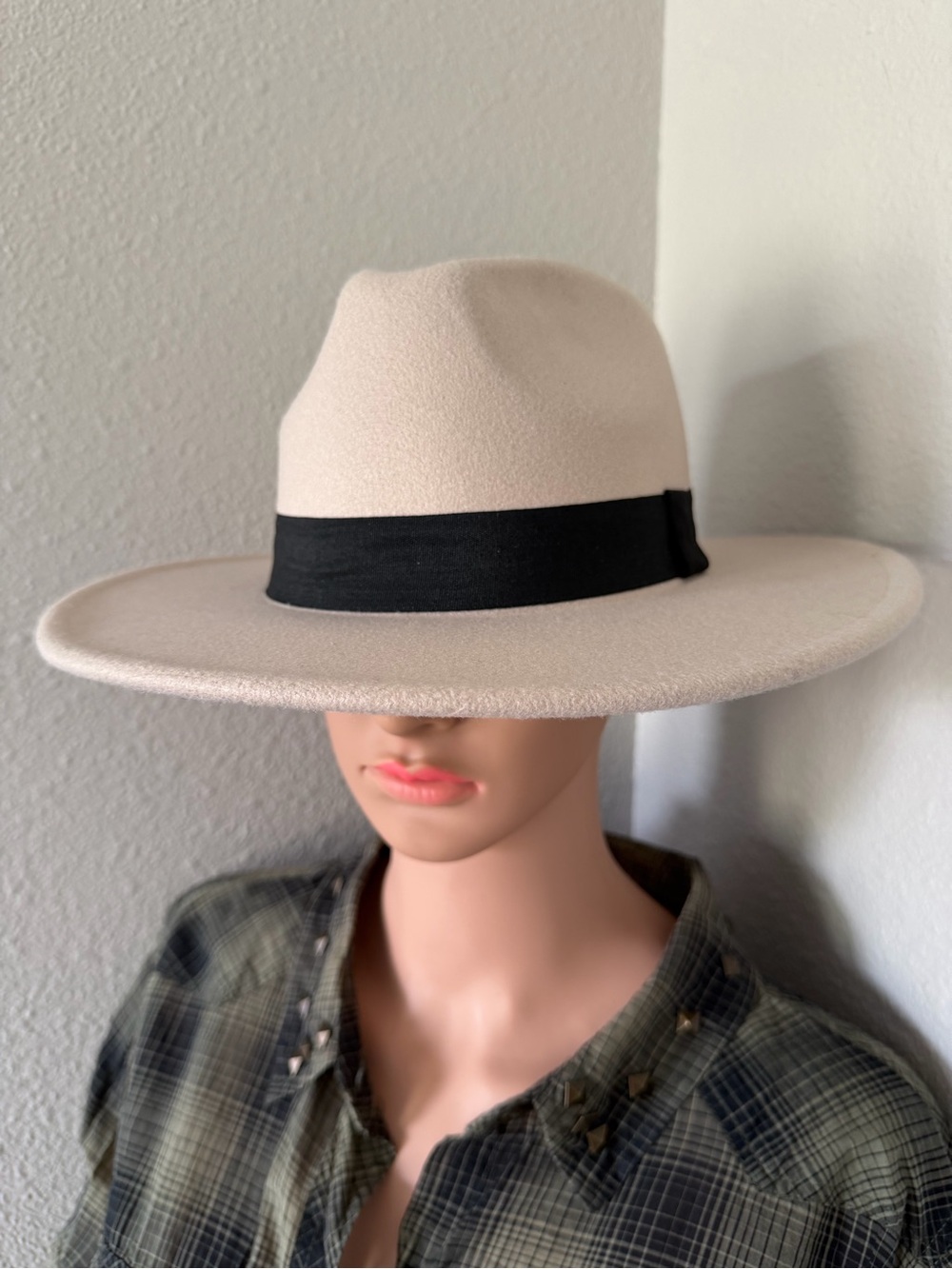 Classic Wide-Brim Beige Fedora with Black Band
